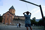 Турция вблизи с границей с Арменией, дети играют в футбол во дворе церкви.